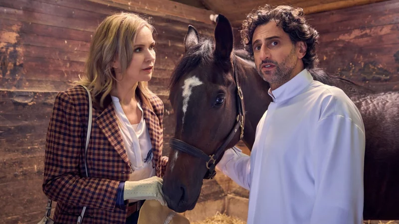 Szene aus dem ZDF-Film «Andere Eltern - die 1. Klasse»: Frau Marx (Veronica Ferres) bekommt von Björn (Serkan Kaya) das Pferd «Tortilla» vorgestellt. - © Frank Dicks/ZDF/dpa