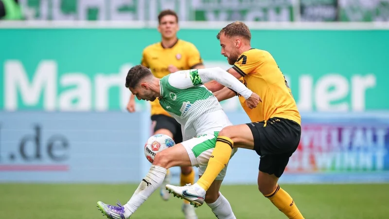 F&uuml;rths Branimir Hrgota (links) im Zweikampf mit Lars B&uuml;nning von Dynamo Dresden. - &copy; Daniel Karmann/dpa