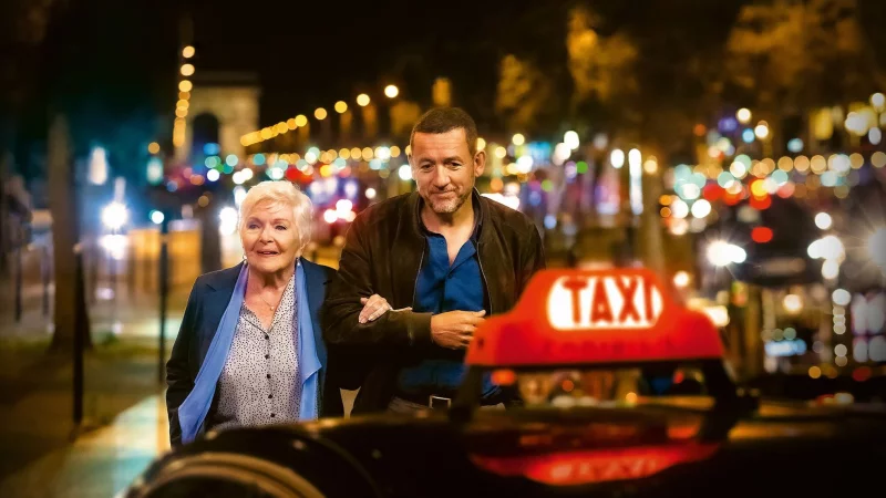 In der Tragikom&ouml;die &laquo;Im Taxi mit Madeleine&raquo; spielen Dany Boon und Line Renaud ein ziemlich ungleiches Paar. - &copy; Jean-Claude Lother/2022 Hirondelle Productions/Path&eacute; Films/TF1 Films Productions/Art&eacute;mis Productions/dpa