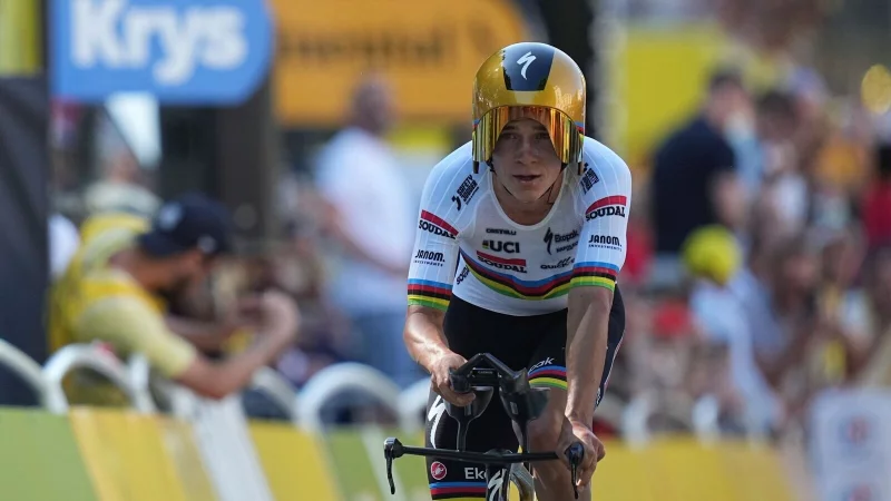 Der Belgier Remco Evenepoel hat das erste Einzelzeitfahren der 112. Tour gewonnen. - © Thibault Camus/AP/dpa