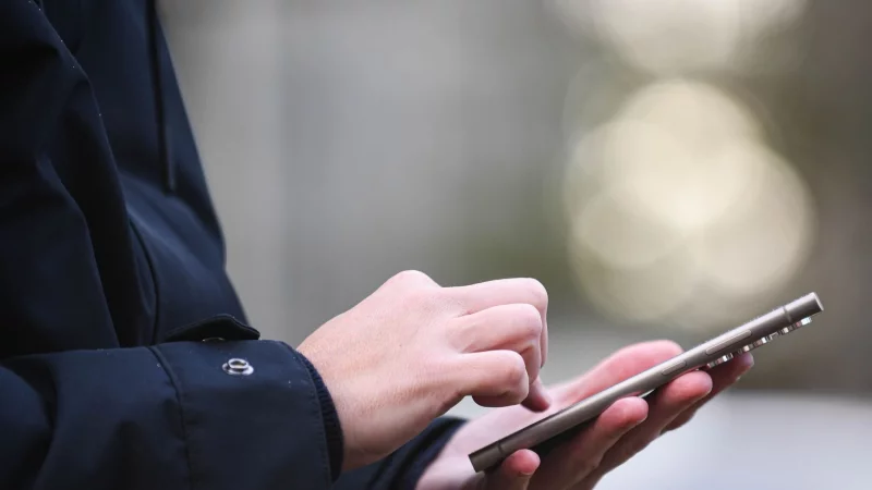 Weil man nicht immer im Netz sein kann: Bei vielen Wohnungs-Marktpl&auml;tzen im Internet l&auml;sst sich ein Wecker einrichten, der einen &uuml;ber neue Inserate mit den passenden Kriterien informiert. - &copy; Christin Klose/dpa-tmn