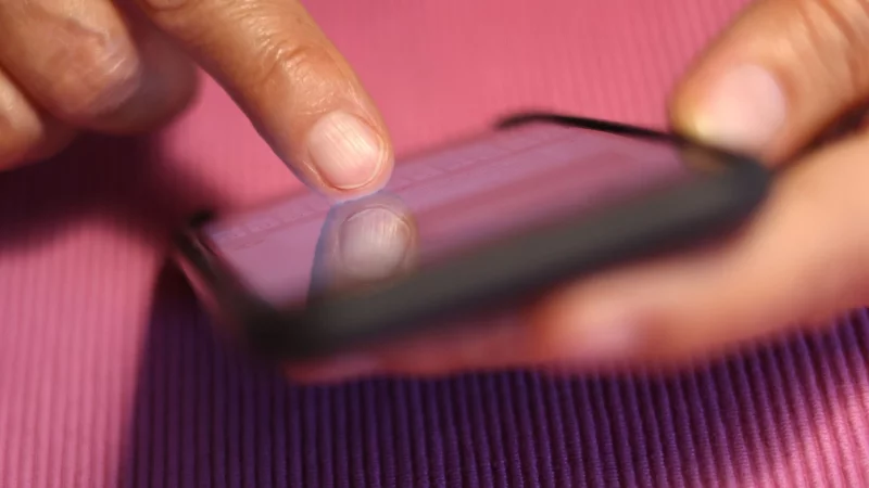 Auch private Nachrichten können unter Umständen Folgen für den Job haben. - © Karl-Josef Hildenbrand/dpa/dpa-tmn