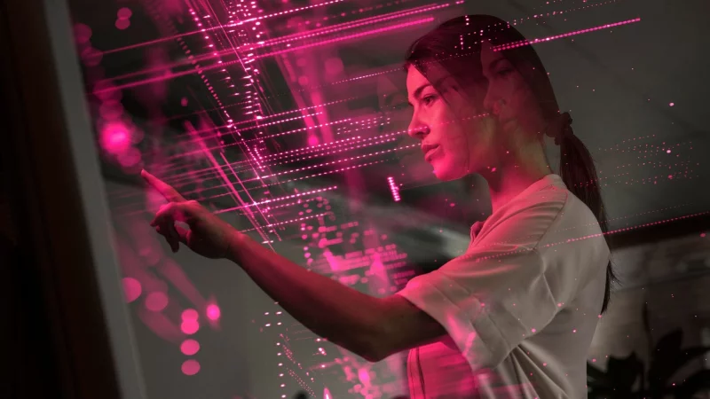 Künstliche Intelligenz wird in Unternehmen zunehmend eingesetzt. Dass es allein dadurch weniger Jobs auf dem Einstiegslevel gibt, ist aber nicht systematisch belegt. - © Uwe Umstätter/Westend61/dpa-tmn