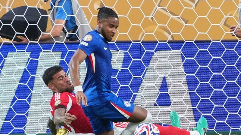 Der Ex-Leipziger Christopher Nkunku (r) wechselt vom FC Chelsea zur AC Mailand. - © Chris Carlson/AP/dpa