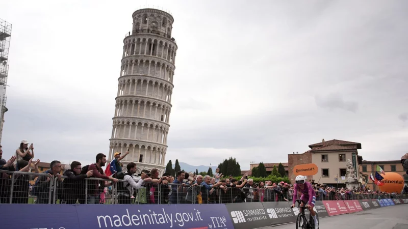 Der Däne Mads Pedersen radelt am Schiefen Turm von Pisa vorbei. - © Marco Alpozzi/LaPresse/AP/dpa