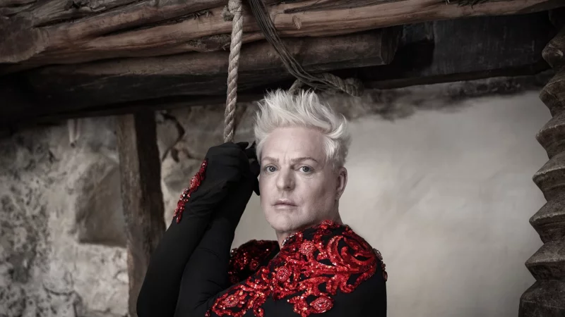 Als Sänger von Erasure prägt Andy Bell seit vier Jahrzehnten die Popmusik. - © Sean Black/Crown Recordings/dpa