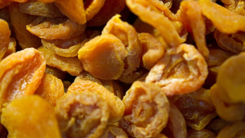 Getrocknete Früchte enthalten zwar viel Zucker, liefern dem Körper aber auch Mineral- und Ballaststoffe. - © Andrea Warnecke/dpa-tmn