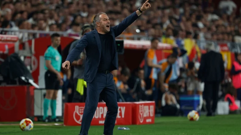 Trainer Hansi Flick will mit dem FC Barcelona ins Champions-League-Finale - © Joan Monfort/AP/dpa