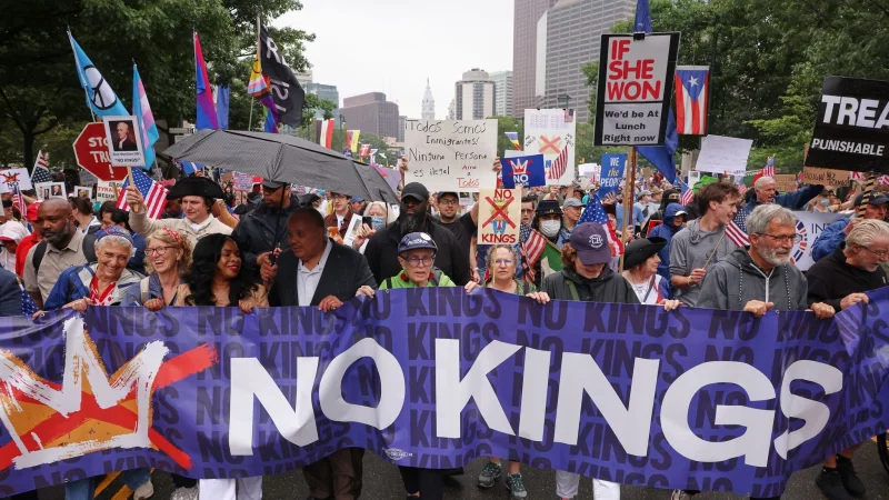 Das Motto der Proteste lautet «No Kings» (Keine Könige). - © Yuki Iwamura/FR171758 AP/dpa