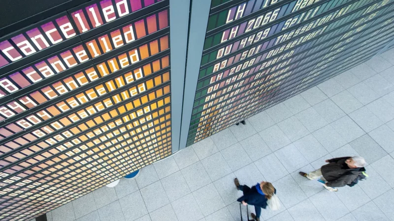 Wenn Reisepl&auml;ne durcheinander gew&uuml;rfelt werden, haben Reisende Rechte, die sie in Anspruch nehmen k&ouml;nnen. - &copy; Tobias Hase/dpa-tmn
