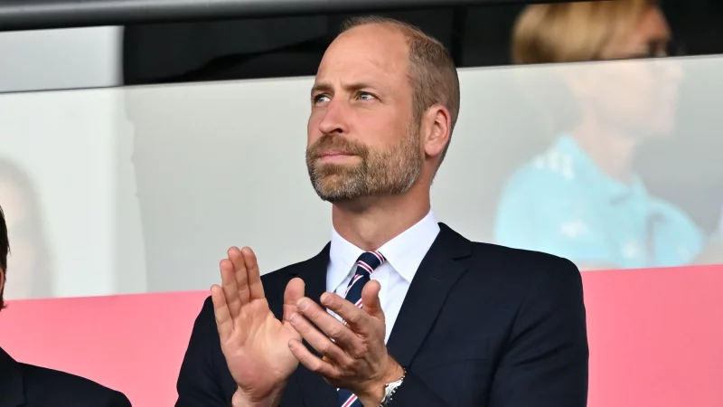 Schon in der Vorrunde unterstützte Prinz Wiliiam die englischen Fußballfrauen beim 4:0-Sieg gegen die Niederlande im Stadion. Beim Finale wird er auch vor Ort sein. - © Sebastian Gollnow/dpa