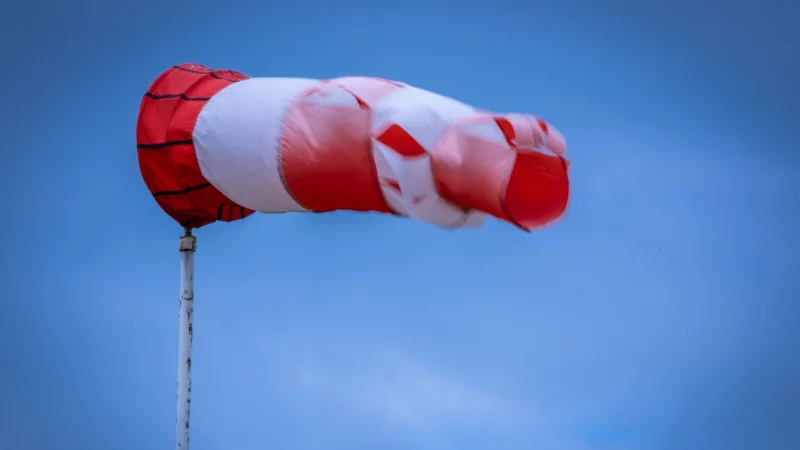 Achtung st&uuml;rmische B&ouml;en im Anflug. Gartenm&ouml;bel, Blumenk&auml;sten und Co. werden jetzt besser schnell noch gesichert. - &copy; Jens B&uuml;ttner/dpa