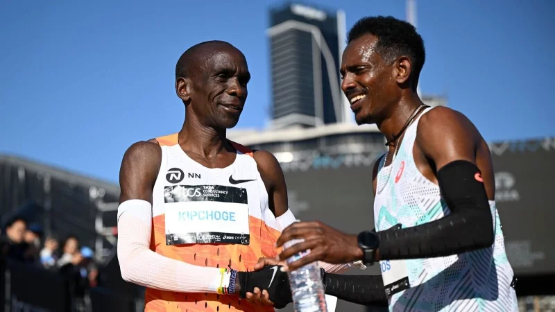 Marathon-Star Eliud Kipchoge (l) war in Sydney ohne Chance gegen Sieger Hailemaryam Kiros. - © Bianca De Marchi/AAP/dpa