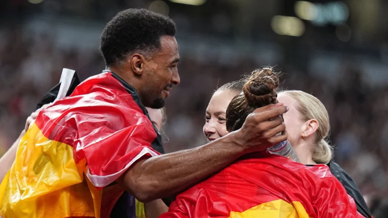 Zehnk&auml;mpfer Leo Neugebauer (l) und die Staffel-Frauen sorgen f&uuml;r ein glanzvolles Ende. - &copy; Michael Kappeler/dpa