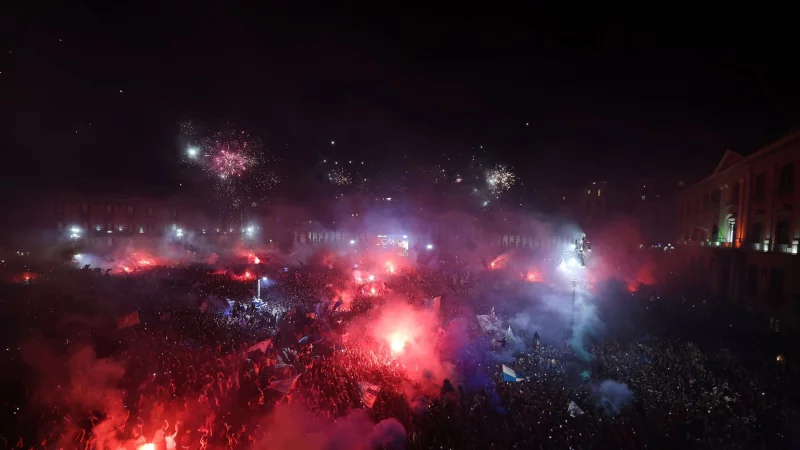 Neapels Fußballfans feiern den Meistertitel in Italien - © Salvatore Laporta/AP/dpa