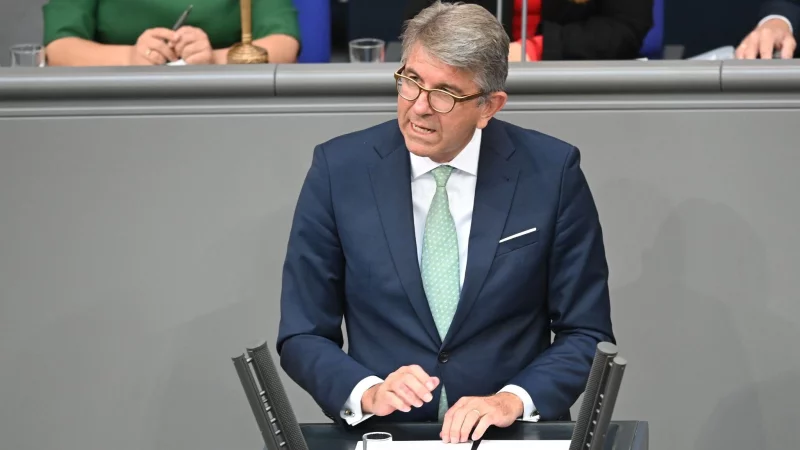 Kulturstaatsminister Wolfram Weimer sorgt sich um die deutsche Filmwirtschaft. (Archivbild) - © Niklas Treppner/dpa