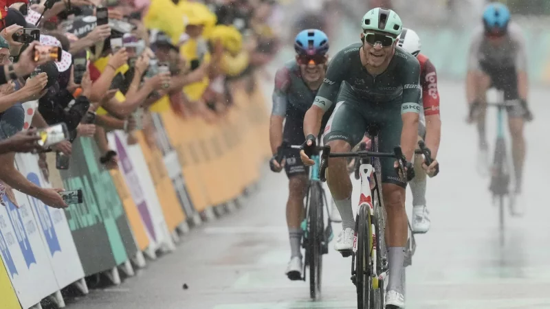 Der Italiener Jonathan Milan gewinnt den Sprint in Valence. - © Thibault Camus/AP/dpa