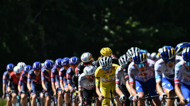 In Aktion: Der slowenische Superstar Tadej Pogacar. - © Marco Bertorello/AFP/dpa