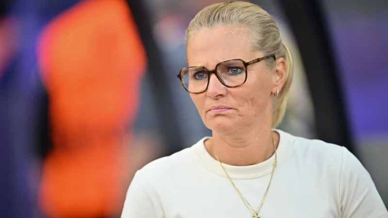 Hat klare Worte gegen Hasskommentare gegen eine ihrer Spielerinnen gefunden: Sarina Wiegman. - © Sebastian Christoph Gollnow/dpa