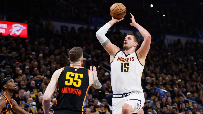 Hartenstein und Jokic trafen sich oft auf dem Platz. - © Nate Billings/AP/dpa