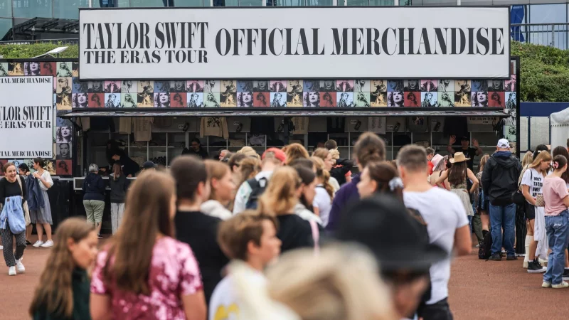 Bei der &laquo;Eras&raquo;-Tour von Taylor Swift 2024 in Gelsenkirchen standen viele Fans Schlange vor dem Merchandising-Stand. (Archivbild) - &copy; Oliver Berg/dpa