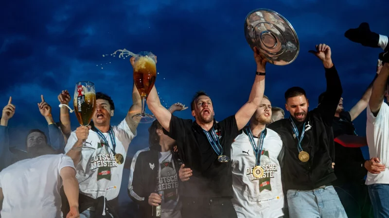 Völlig losgelöst: Füchse feiern den Bundesliga-Titel. - © Fabian Sommer/dpa