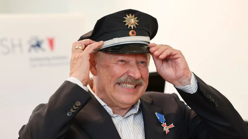 Nach mehr als 40 &laquo;Tatort&raquo;-Folgen ist Axel Milberg Ehrenkommissar der schleswig-holsteinischen Landespolizei. - &copy; Christian Charisius/dpa