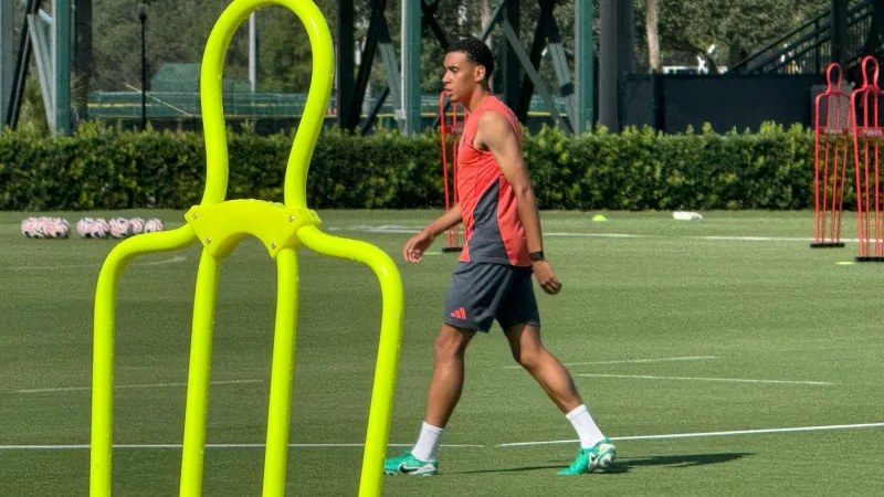Zeit für die Startelf: Jamal Musiala im Muskelshirt auf dem Trainingsplatz. - © Klaus Bergmann/dpa