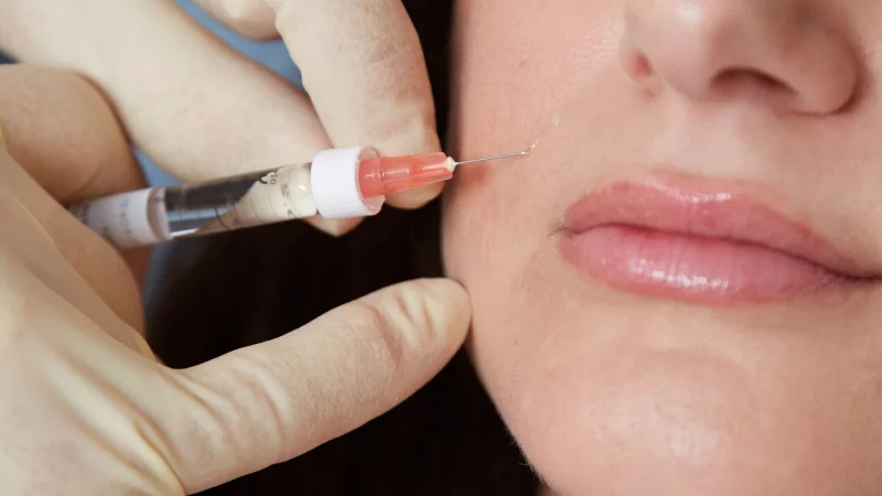 Ein kurzer Piks, das war\\\'s? Auch vermeintlich kleine Eingriffe können große Folgen haben. - © Magdalena Rodziewicz/dpa-tmn