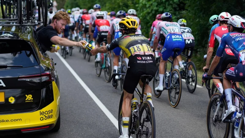 Der Brite Simon Yates greift nach einer Trinkflasche. - &copy; Mosa\\\'ab Elshamy/AP/dpa