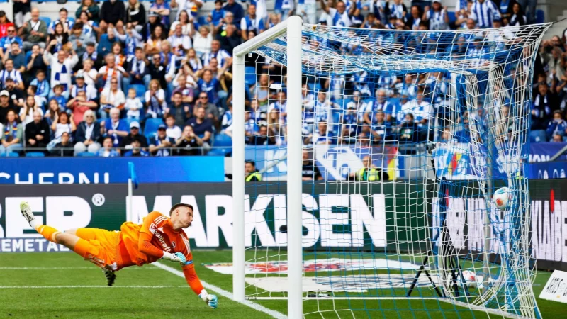 N&uuml;rnbergs Torwart Jan Reichert ist bei Karlsruhes 1:0 ohne Abwehrchance. - &copy; Philipp von Ditfurth/dpa