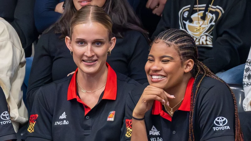 Die WNBA-Champions Leonie Fiebich (l.) und Nyara Sabally werden zum Auftakt der EM-Vorbereitung fehlen. - &copy; David Inderlied/dpa