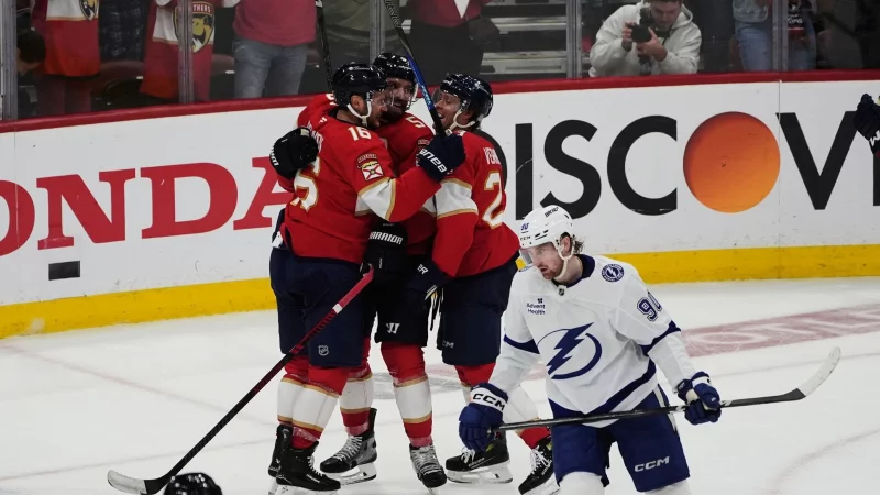 Florida bejubelt den Wendepunkt durch Aaron Ekblad (Mitte). - © Marta Lavandier/AP/dpa