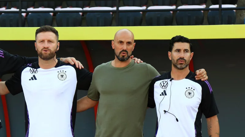 U21-Nationaltrainer Antonio Di Salvo (m) durfte sich über einen Sieg freuen. - © Nderim Kaceli/dpa