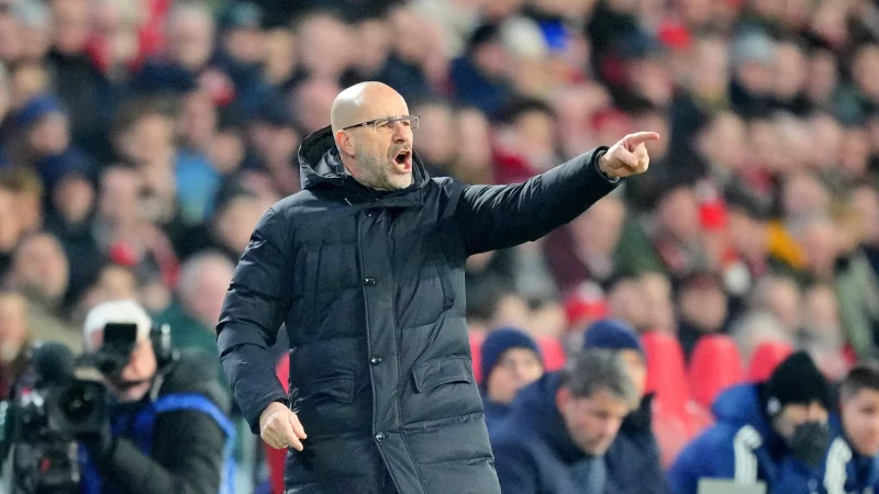 Dramatische Aufholjagd gekrönt: Trainer Peter Bosz holt mit der PSV Eindhoven die Meisterschaft. - © Peter Dejong/AP/dpa