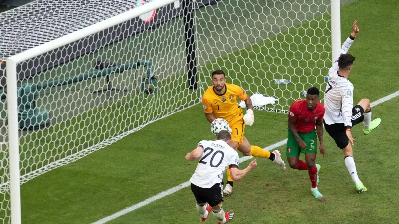 Robin Gosens (Nummer 20) k&ouml;pft 2021 das 4:1 gegen Portugal und ist auch diesmal wieder in M&uuml;nchen dabei. - &copy; Federico Gambarini/dpa