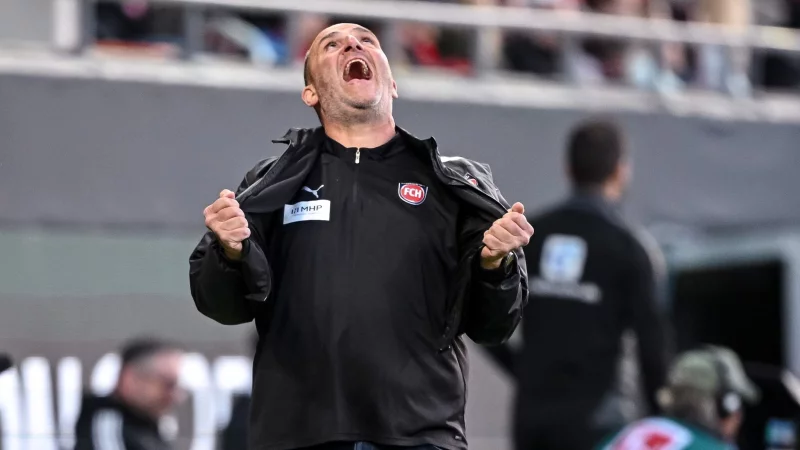 Nichts für schwache Nerven: Heidenheims Trainer Frank Schmidt beim Hinspiel. - © Harry Langer/dpa