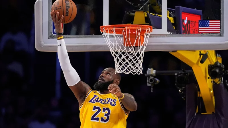 LeBron James setzt seine NBA-Karriere fort. - &copy; Mark J. Terrill/AP/dpa
