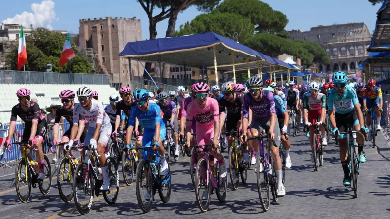 Das Peloton des Giro in Rom. - © Alessandra Tarantino/AP/dpa