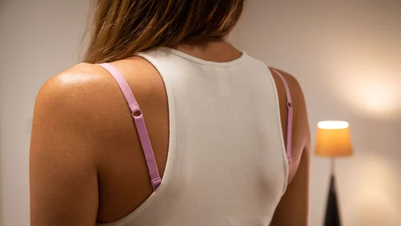 Nicht immer gewollt: Kann eine B&uuml;roklammer BH-Tr&auml;ger unter dem Top verschwinden lassen? - &copy; Christin Klose/dpa-tmn