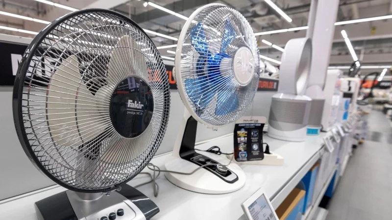 Wer einen Ventilator sucht, sollte den Geräuschpegel beachten: Besonders geräuscharme Modelle sind ideal für Schlafzimmer oder Homeoffice. - © Armin Weigel/dpa