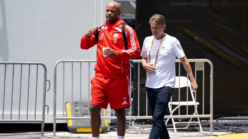Sportdirektor Christoph Freund (r) und Trainer Vincent Kompany in Charlotte. - &copy; Sven Hoppe/dpa