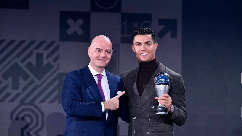 FIFA-Boss Infantino stellt einen Einsatz von Ronaldo (r) bei der Club-WM in Aussicht. - © Harold Cunningham/FIFA POOL/AP/dpa