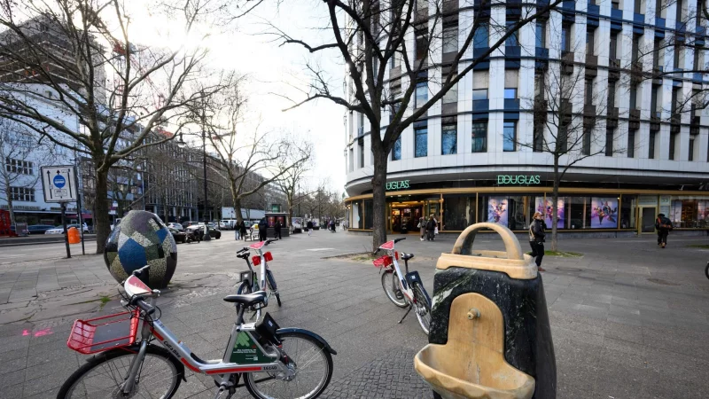 Direkt am Kurfürstendamm soll Harald Juhnke seinen eigenen Platz bekommen. (Archivbild) - © Bernd von Jutrczenka/dpa