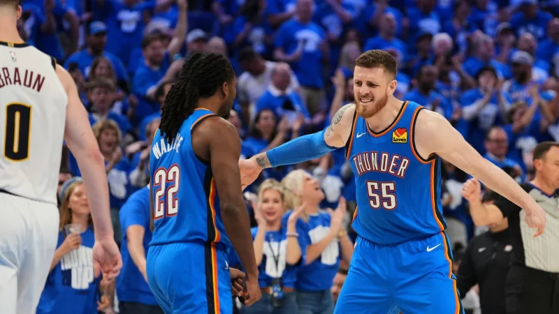 Im entscheidenden siebten Spiel dominierten die Oklahoma City Thunder um Hartenstein die Denver Nuggets. - © Kyle Phillips/AP/dpa
