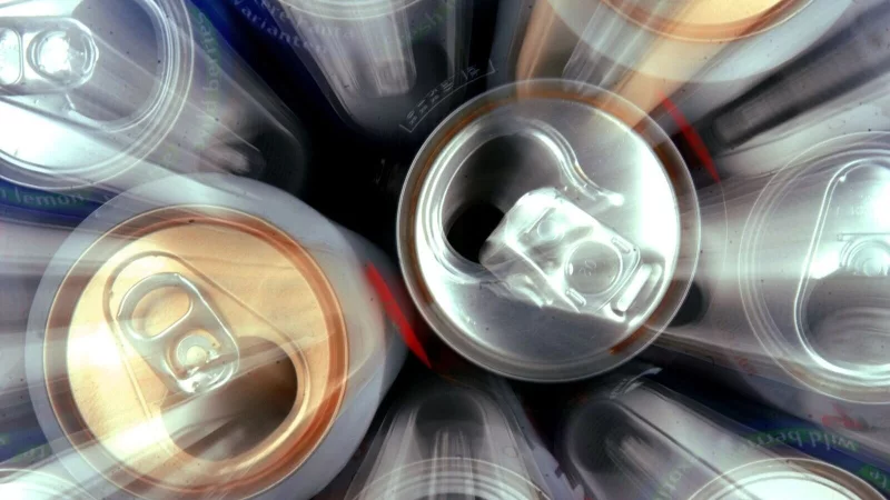 Selbst besch&auml;digte Dosen und Flaschen m&uuml;ssen H&auml;ndler in vielen F&auml;llen zur&uuml;cknehmen &ndash; und Pfand auszahlen. - &copy; Jens B&uuml;ttner/dpa/dpa-tmn