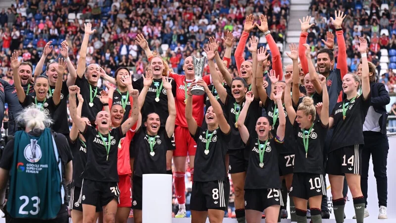 Hoch damit: Lena Oberdorf darf als Erste den Supercup präsentieren. - © Uli Deck/dpa