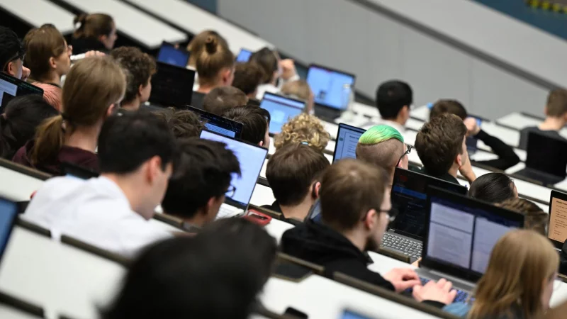 In der Studienplatzb&ouml;rse der Hochschulrektorenkonferenz finden Interessierte seit dem 1. August noch verf&uuml;gbare Studieng&auml;ngen mit und ohne Zulassungsbeschr&auml;nkung. - &copy; Bernd Wei&szlig;brod/dpa/dpa-tmn
