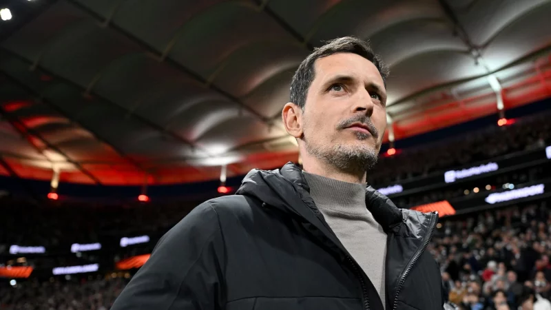 Trainer Dino Toppmöller hat seinen Vertrag bei Eintracht Frankfurt verlängert. - © Arne Dedert/dpa