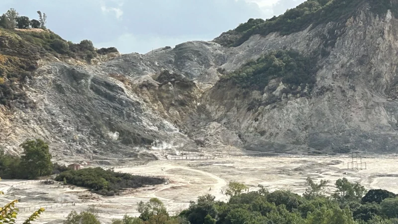Das Vulkanfeld Solfatara in der Kleinstadt Pozzuoli im Westen der italienischen Millionenmetropole Neapel. Das Gebiet gehört zum Supervulkan der Phlegräischen Felder. - © Christoph Sator/dpa/dpa-tmn